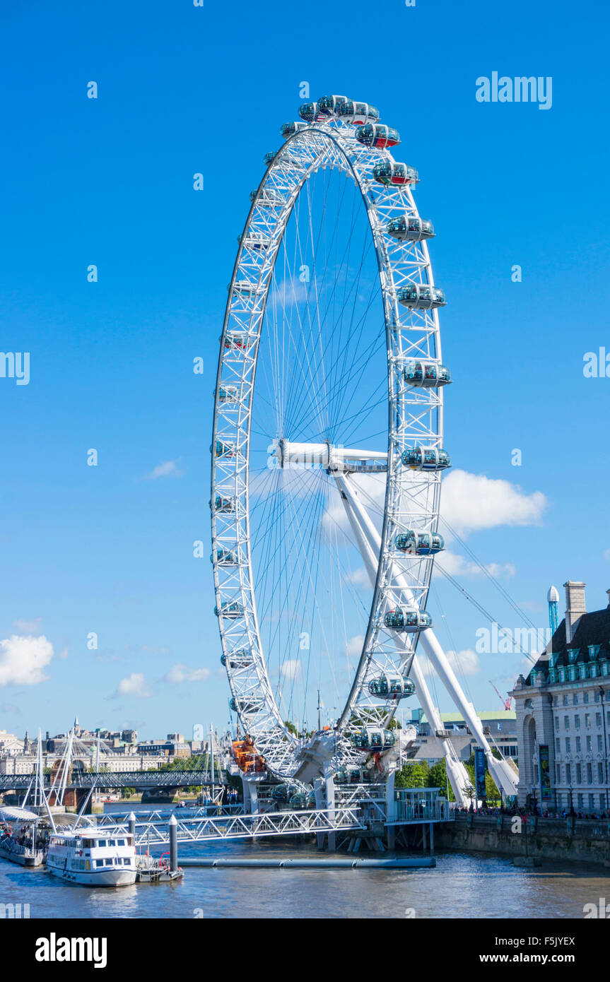 Die London Eye ein großes Riesenrad Karussell am Südufer des Flusses Themse London England GB UK EU Europa Stockfoto