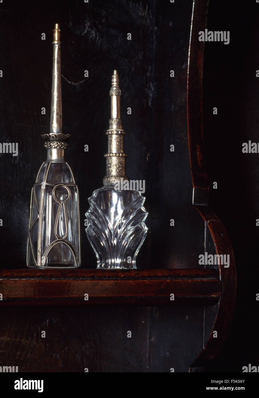 Nahaufnahme von geschliffenem Glasflaschen mit Silber Stopper Stockfoto