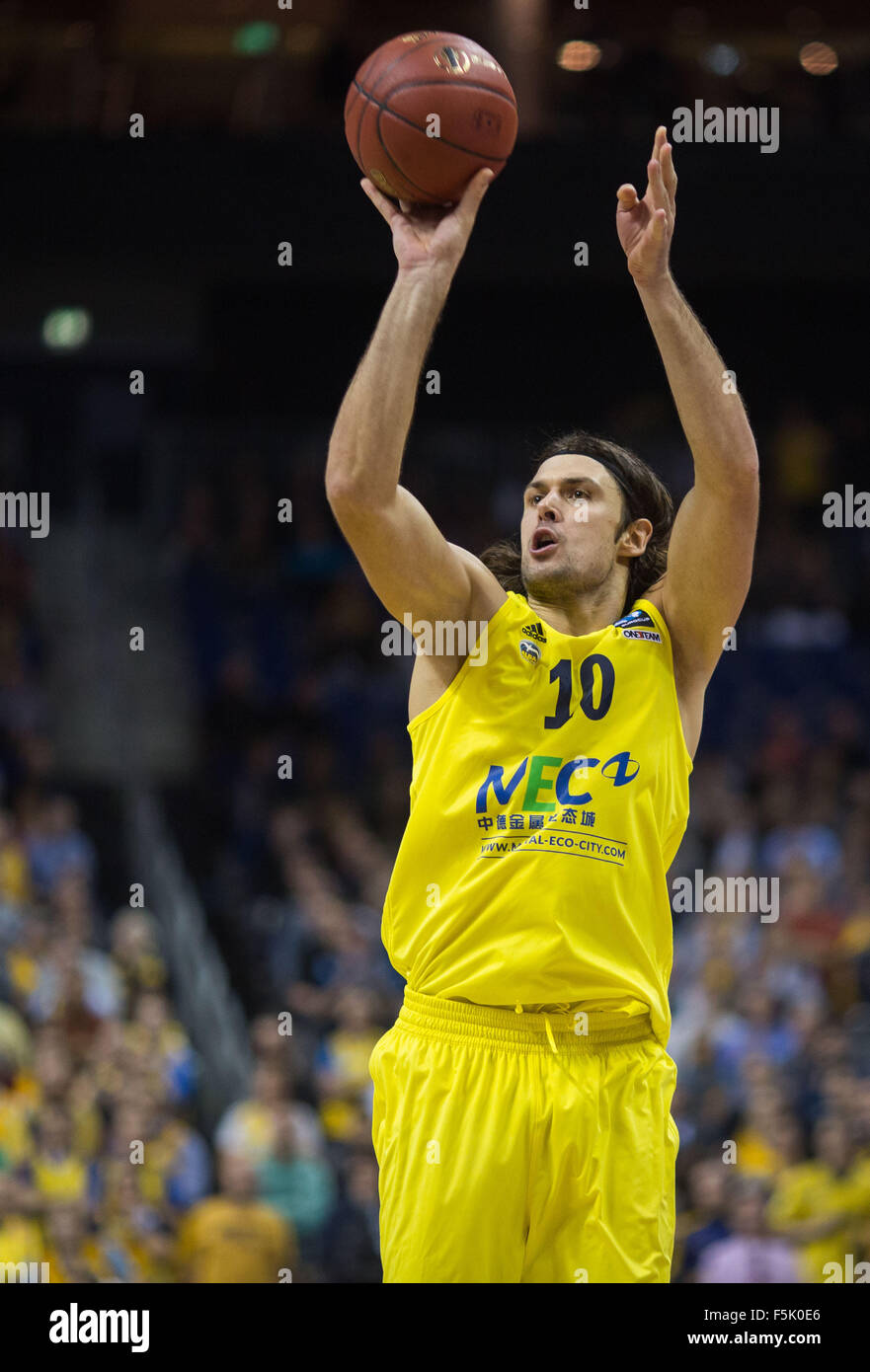 Berlin, Deutschland. 4. November 2015. Berlins Kresimir Loncar in Aktion bei den Herren Eurocup Basketball-Spiel zwischen ALBA Berlin und CB Gran Canaria bei der Mercedes-Benz-Arena in Berlin, Deutschland, 4. November 2015. Foto: LUKAS SCHULZE/DPA/Alamy Live-Nachrichten Stockfoto