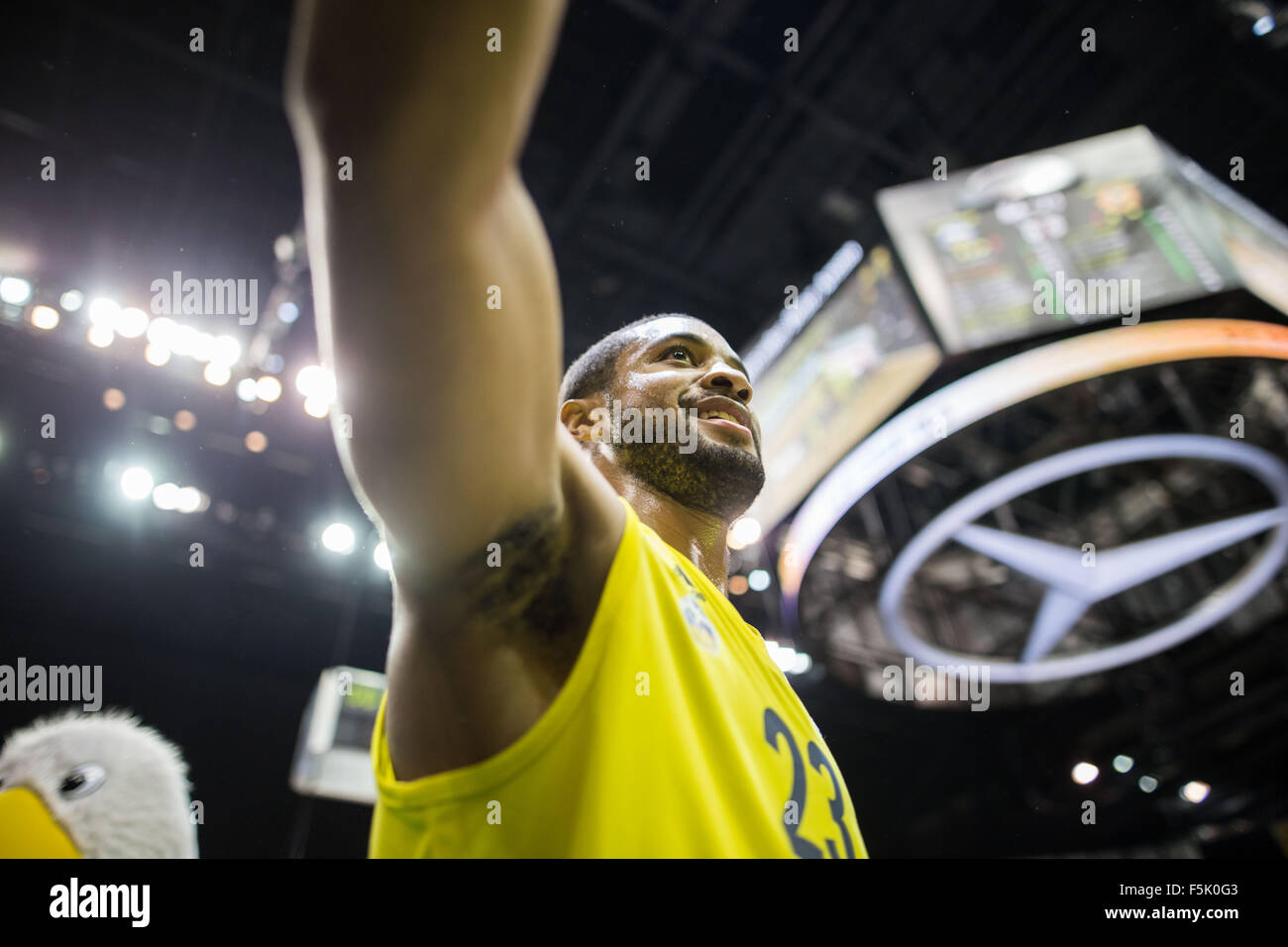 Berlin, Deutschland. 4. November 2015. Berlins Jordan Taylor dankt den Fans nach den Herren Eurocup Basketball-Spiel zwischen ALBA Berlin und CB Gran Canaria bei der Mercedes-Benz-Arena in Berlin, Deutschland, 4. November 2015. Foto: LUKAS SCHULZE/DPA/Alamy Live-Nachrichten Stockfoto