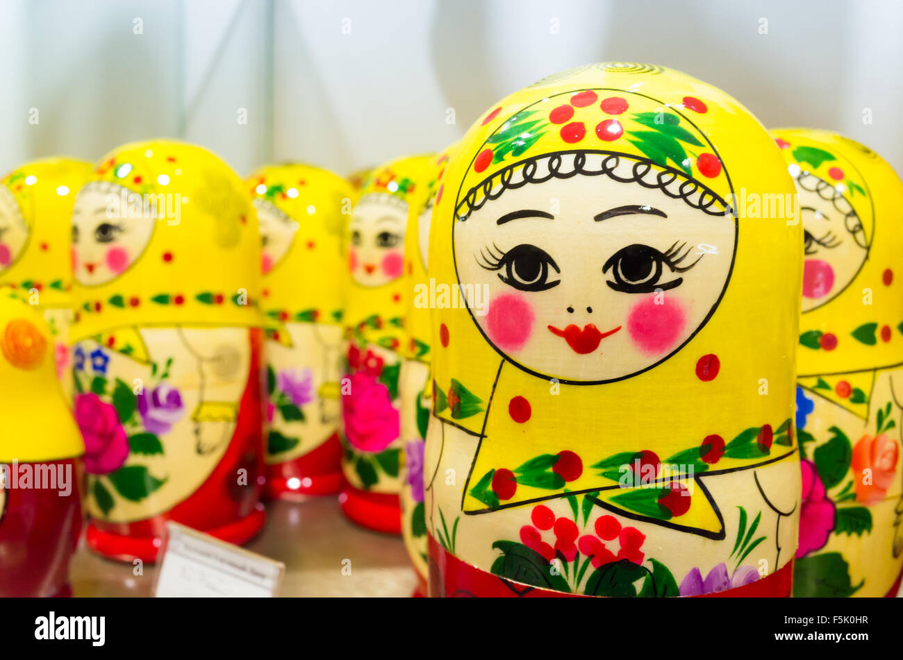 Bunten Matroschka Puppen Puppen auch bekannt als eine russische Verschachtelung. Beliebtes Mitbringsel Stockfoto