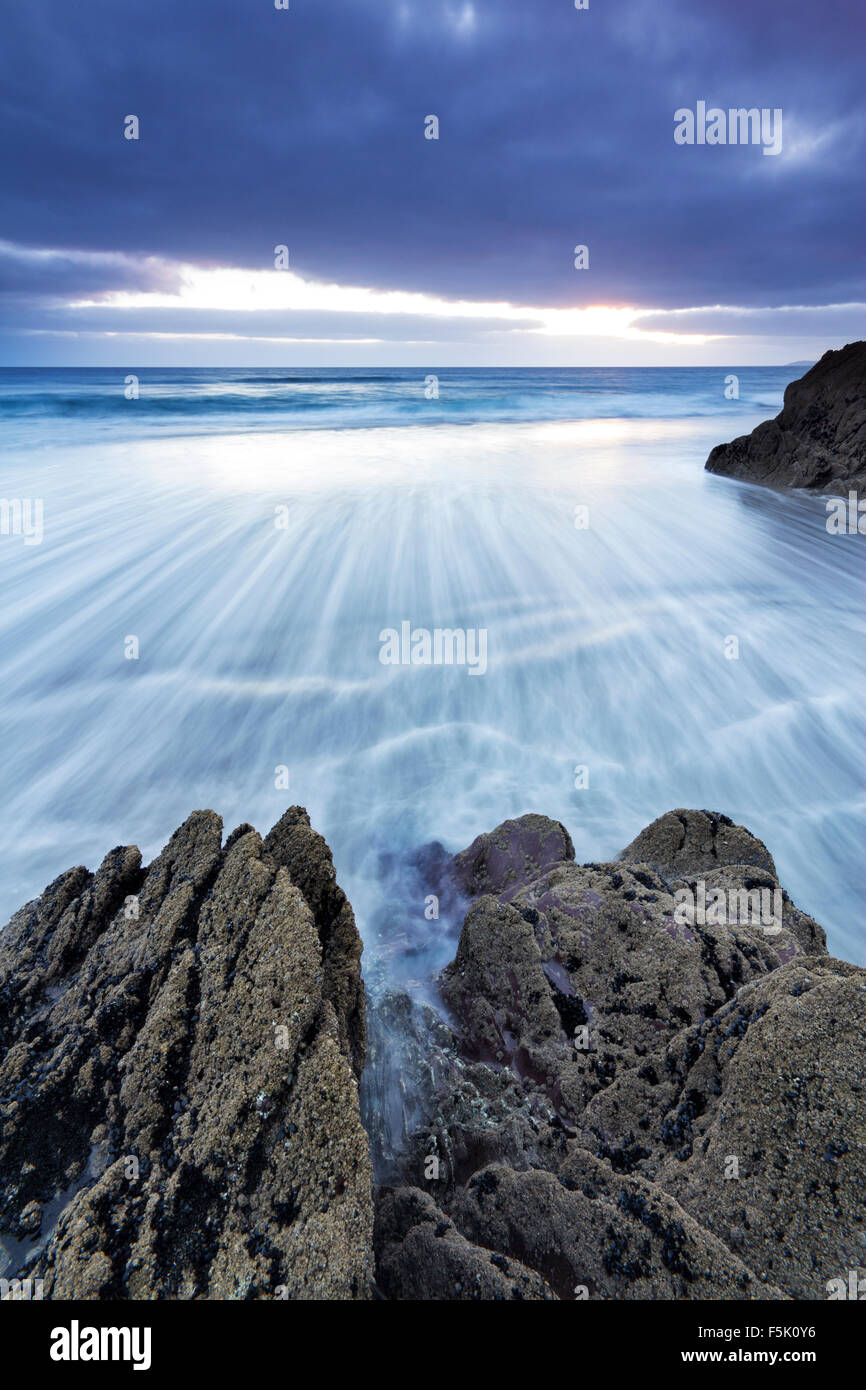 Gewitterwolken über einem zurückweichenden Flut an Freathy Strand Whitsand Bay Cornwall UK Stockfoto