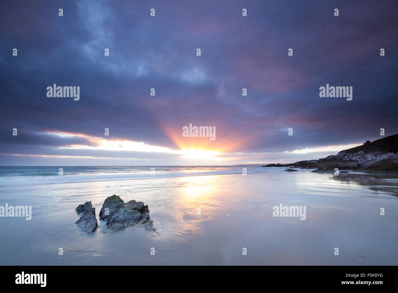 Sonnenuntergang und zurückweichenden Flut an Freathy Strand Whitsand Bay Cornwall UK Stockfoto