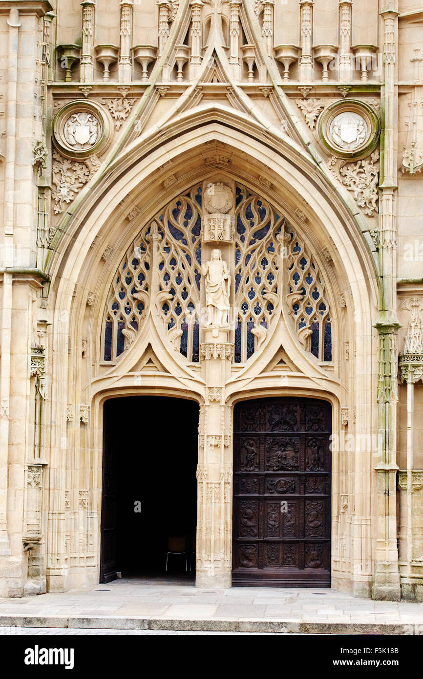 Steinmetzarbeiten und Tür an Limoges Kathedrale, Limoges, Limousin, Haute-Vienne, Frankreich. Stockfoto