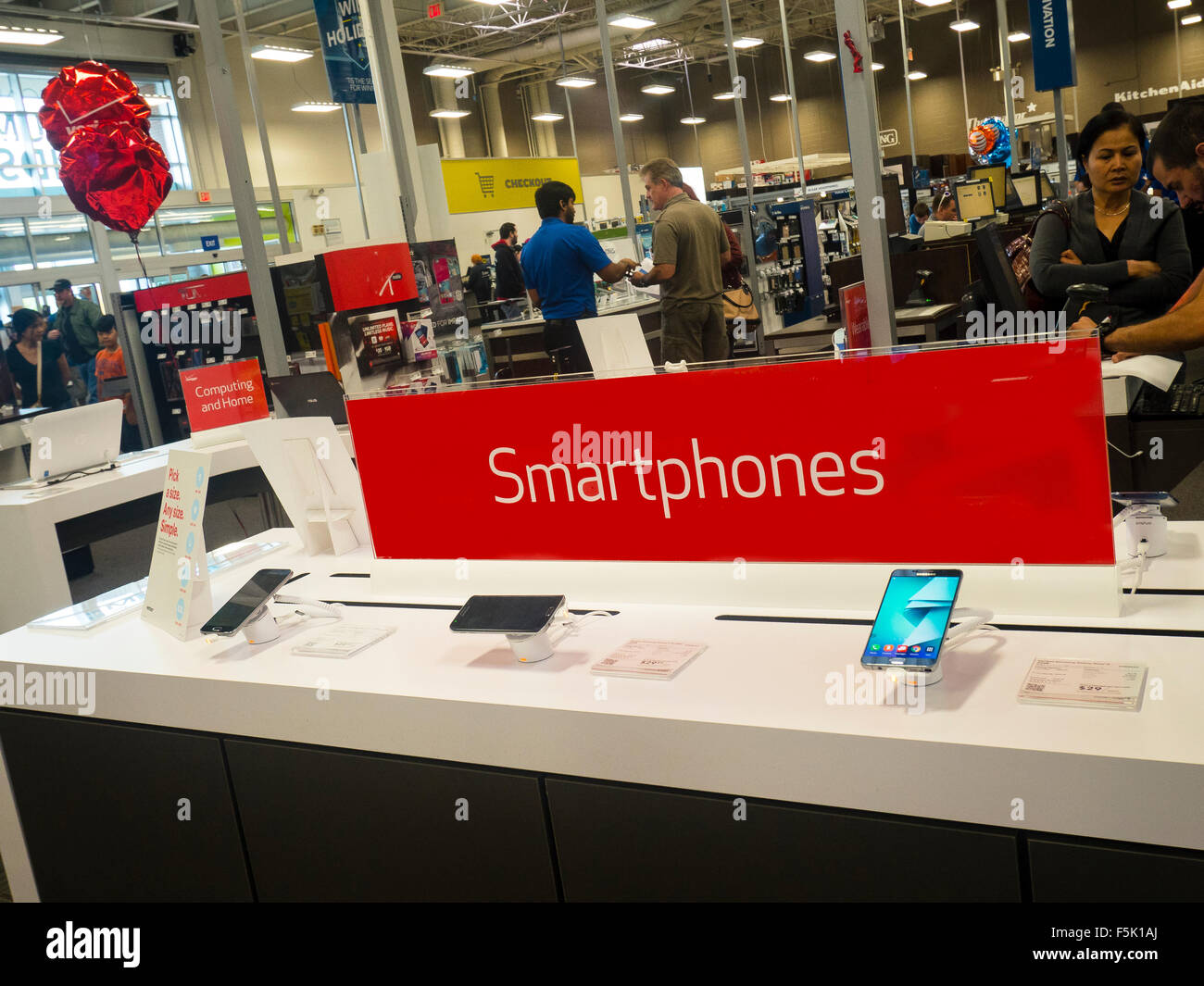 Verkäufe wachsen für mobile Smartphones der ganzen Welt, verschiedene Preise und Größen zu bekommen Kunden verbunden. Stockfoto