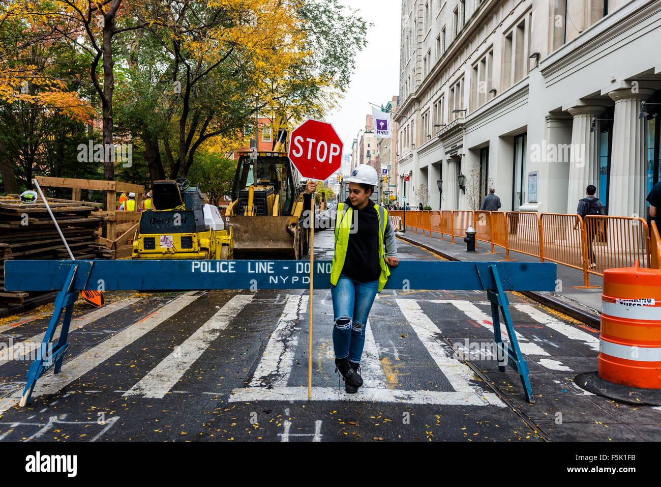 New York, USA. 5. November 2015. Einen Tag nach der Abteilung Design gab, dass zwei 19. Jahrhundert Grüften bekannt, mit mindestens 12 Skelette gefunden worden waren, unter Washington Square East, erhalten Arbeitnehmer die Website für weitere Untersuchungen. Die Stadt plant, Archäologen und der Landmarks Commission zu bringen, vor der Wiederaufnahme der Arbeit ersetzen Kanalisation entlang dieser Seite des Washington Square. Zwischen 1797 bis 1826, bevor Sie zu einem Park war das östliche Ende des Bereichs einen Töpfersacker für die Bedürftigen. Bildnachweis: Stacy Walsh Rosenstock/Alamy Live-Nachrichten Stockfoto