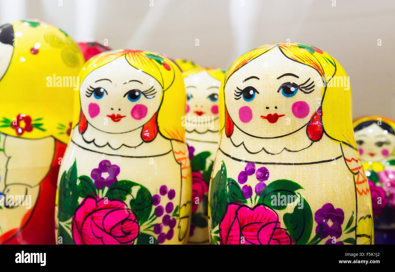 Hellen bunten Matroschka Puppen, Puppen auch bekannt als eine russische Verschachtelung. Beliebtes Mitbringsel Stockfoto