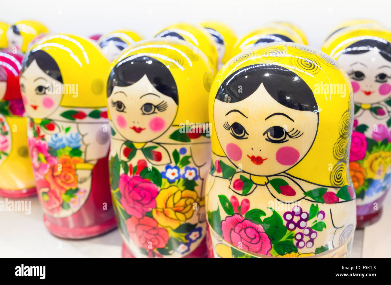 Matroschka Puppen Puppen auch bekannt als eine russische Verschachtelung. Beliebtes Mitbringsel Stockfoto