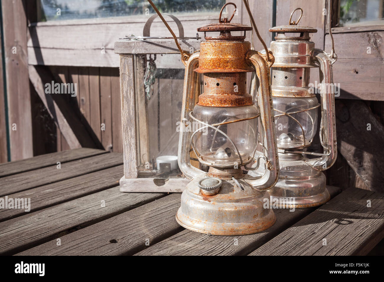 Verrostete Petroleumlampen steht auf alten hölzernen Gartentisch in Finnland Stockfoto
