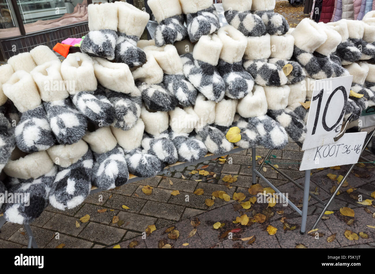 Haufen von grauen traditionelle Wolle Hausschuhe auf finnische Messe mit Preisschild Stockfoto