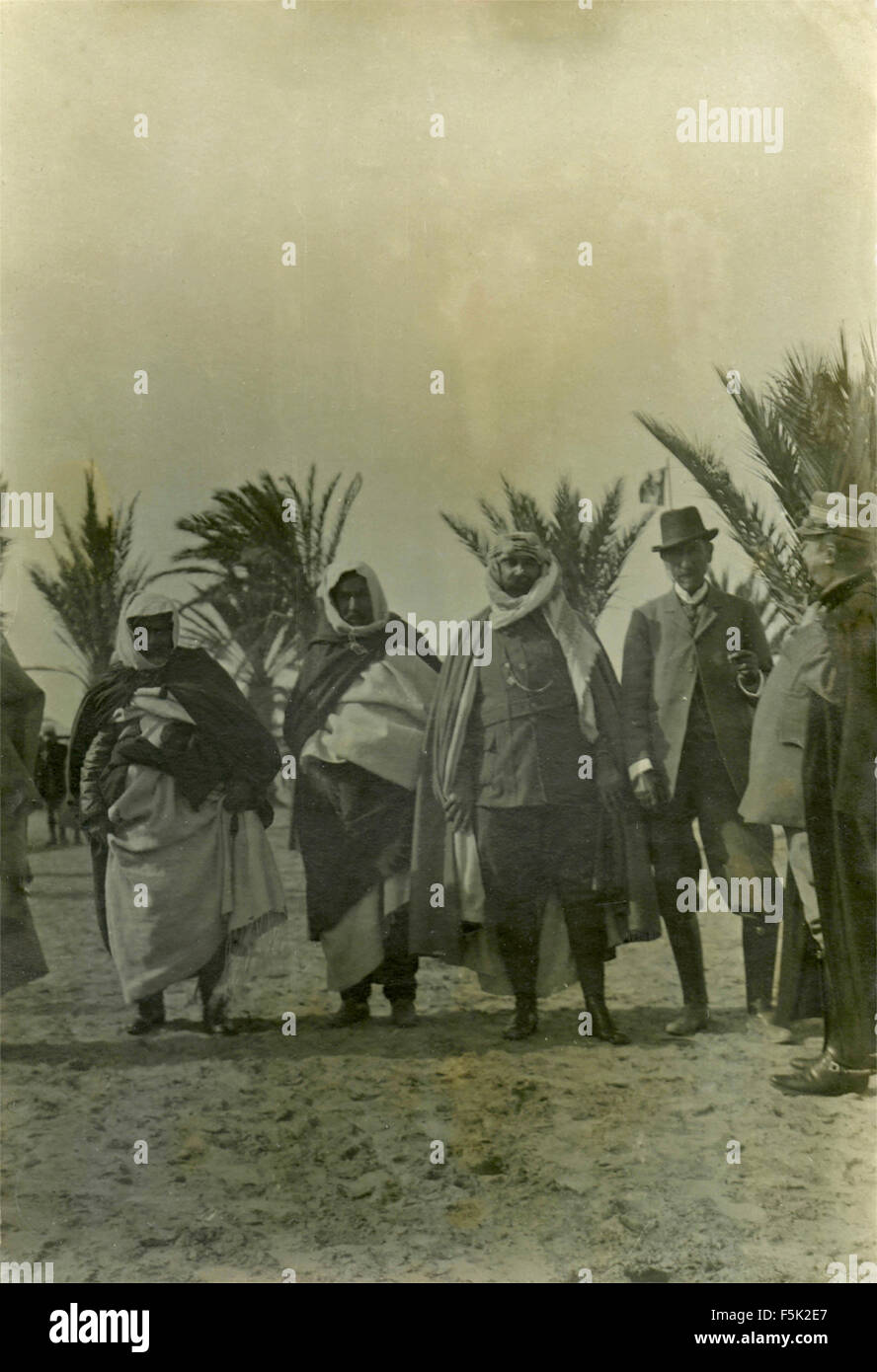 Italienische Armeesoldaten mit arabischen Würdenträger, Libyen Stockfoto