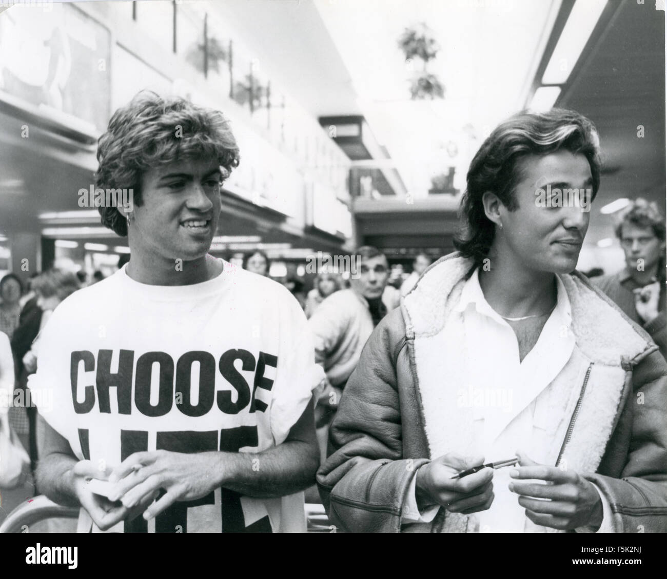 WHAM!  UK-pop-Duo von George Michael und Andrew Ridgeley am Flughafen London 1984 Stockfoto