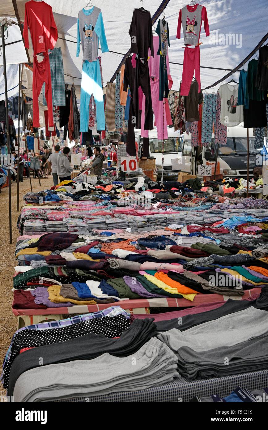 KAS Antalya Türkei Kleidung zum Verkauf an den Freitagsmarkt  Stockfotografie - Alamy