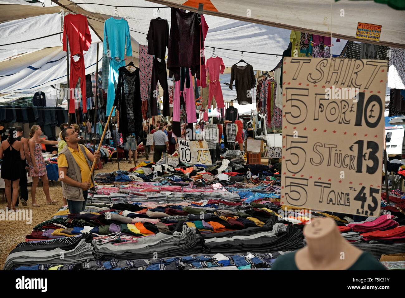 KAS Antalya Türkei Freitagsmarkt Kleidung für salr Stockfoto