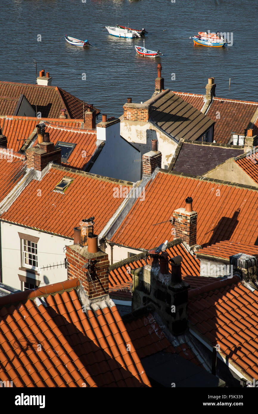 Rot Dachpfanne Roof Tops Staithes Angeln und Urlaub Dorf, North Yorkshire. Zusammenhang mit James Cook Stockfoto