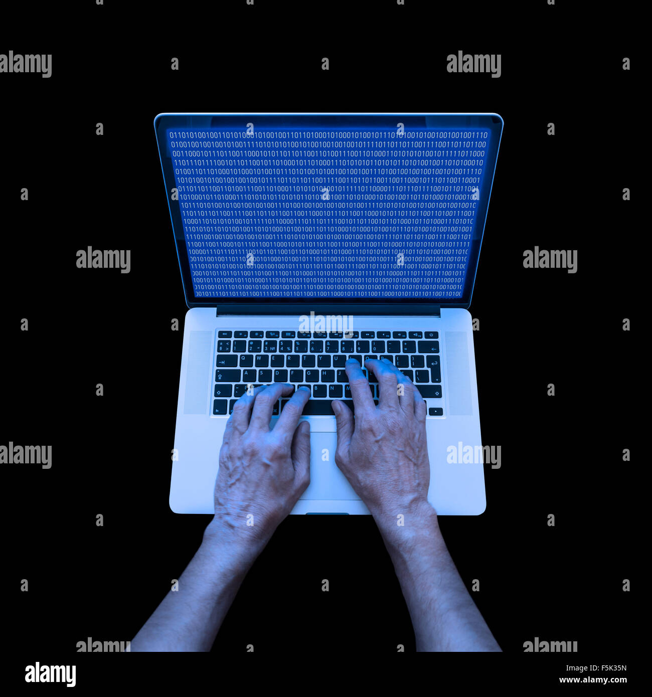 Eine Entwickler in der Informatik ist im binären System in der Nacht einen Laptop Code verwenden. Stockfoto