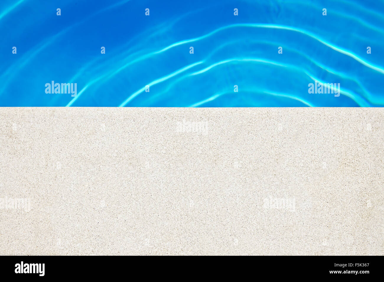 Schwimmbadrand auf den sonnigen Tag. Urlaub-Hintergrund. Textfreiraum Stockfoto