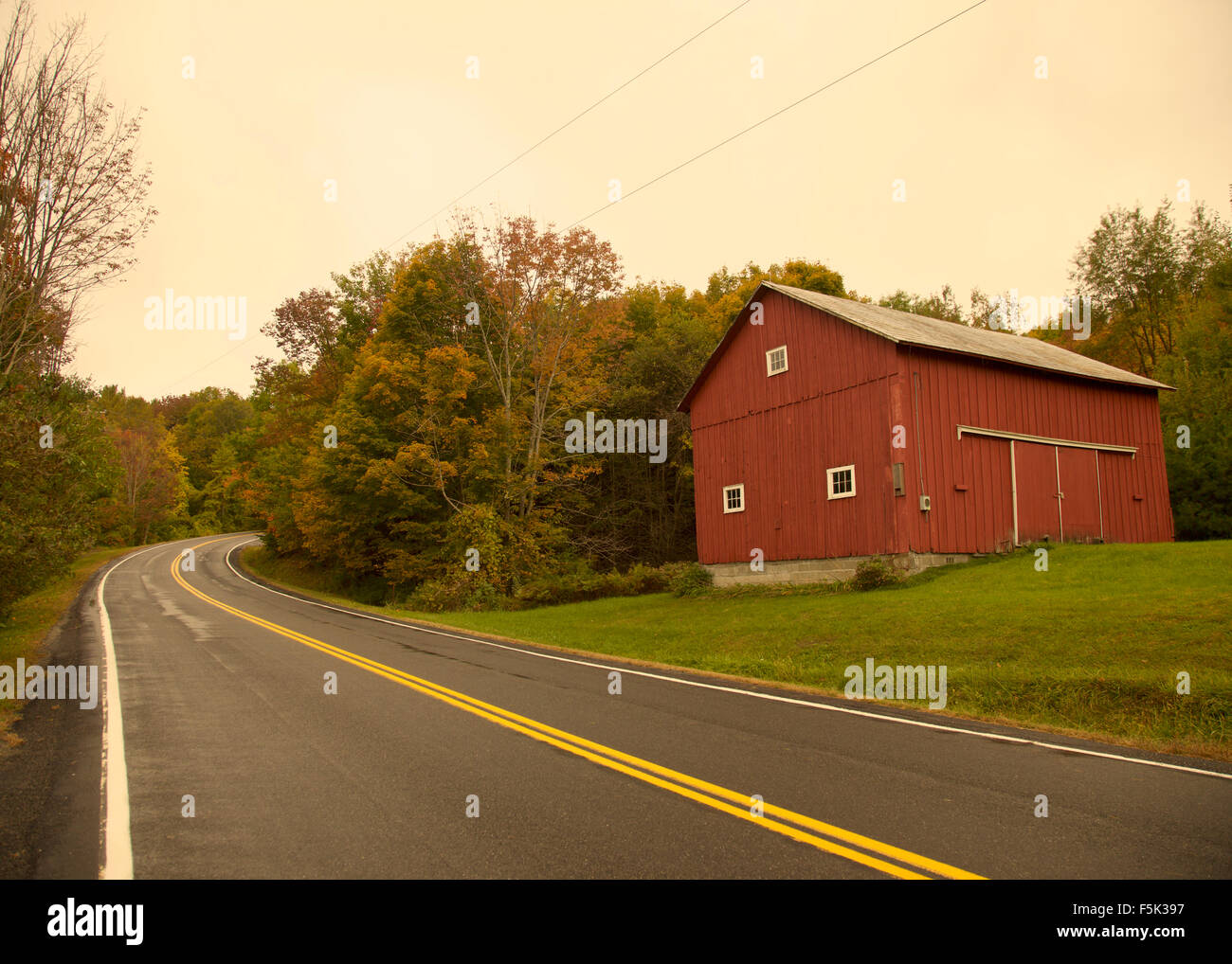 Rote Scheune auf dem Land, USA Stockfoto