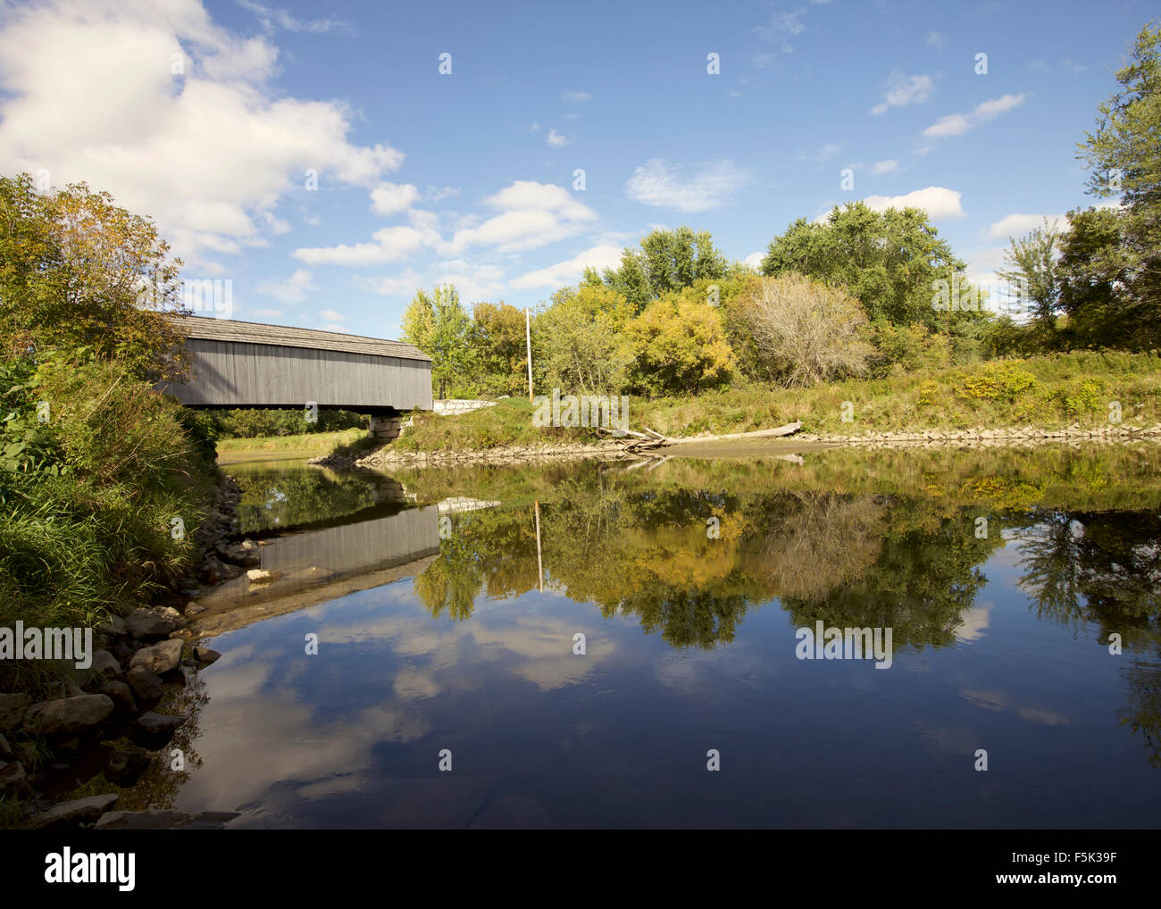 Blau gedeckte Holzbrücke, New England, CT, USA Stockfoto
