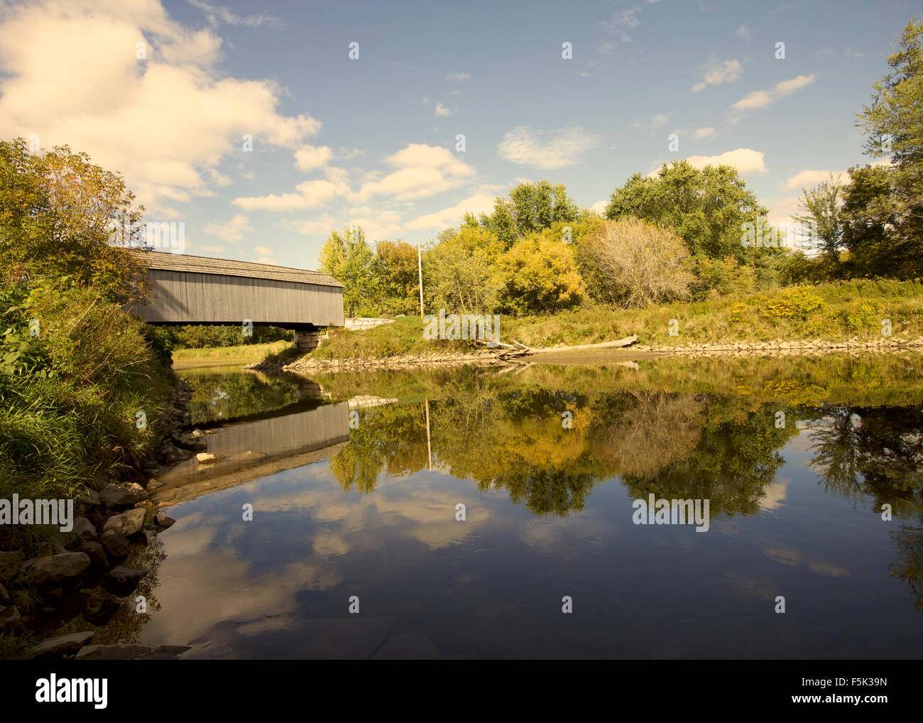 Gedeckte Holzbrücke, New England, USA Stockfoto