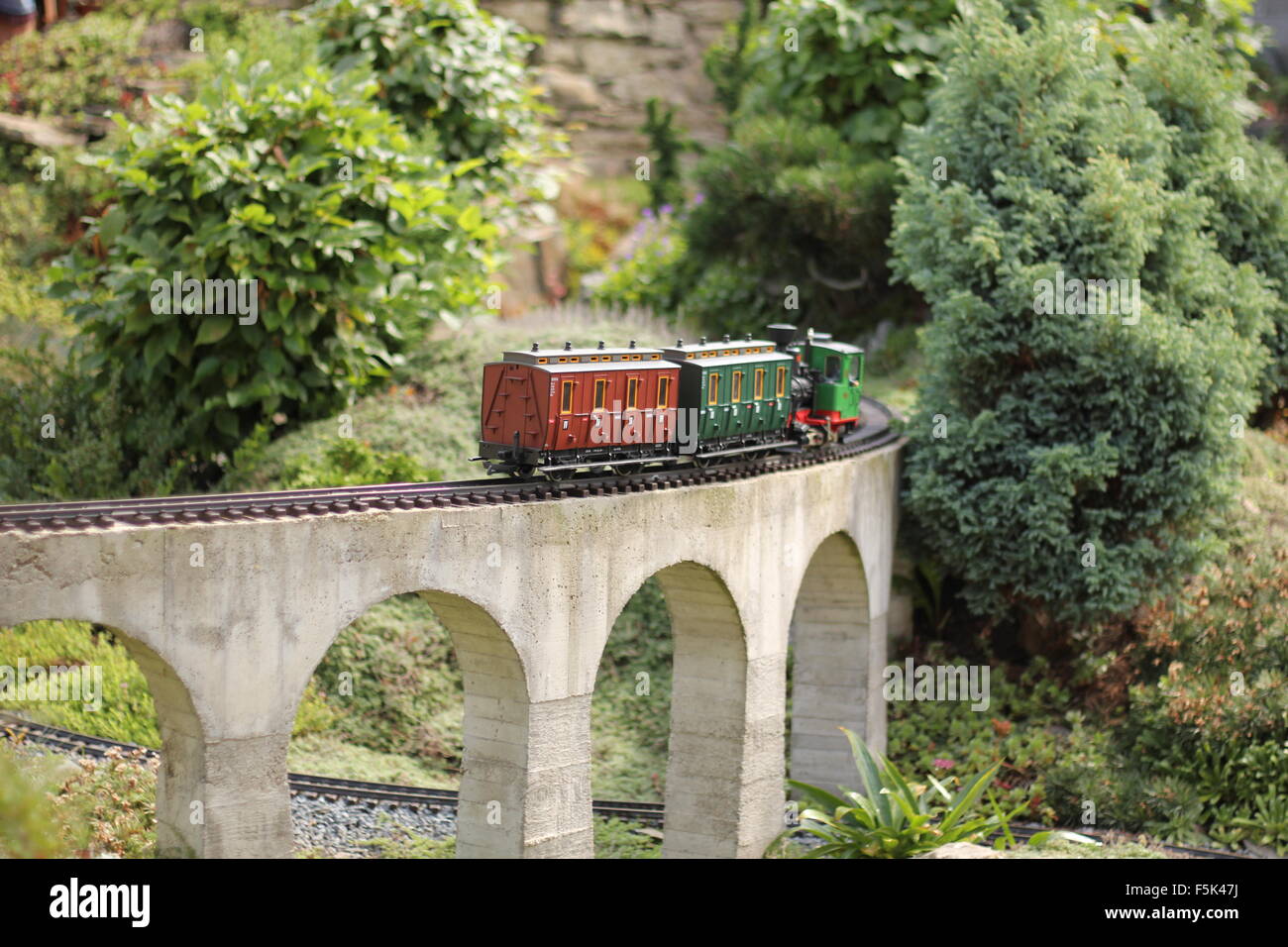 Modell Bahn auf einer Miniatur-Eisenbahnlinie.  Foto auf: 10. August 2014 Stockfoto