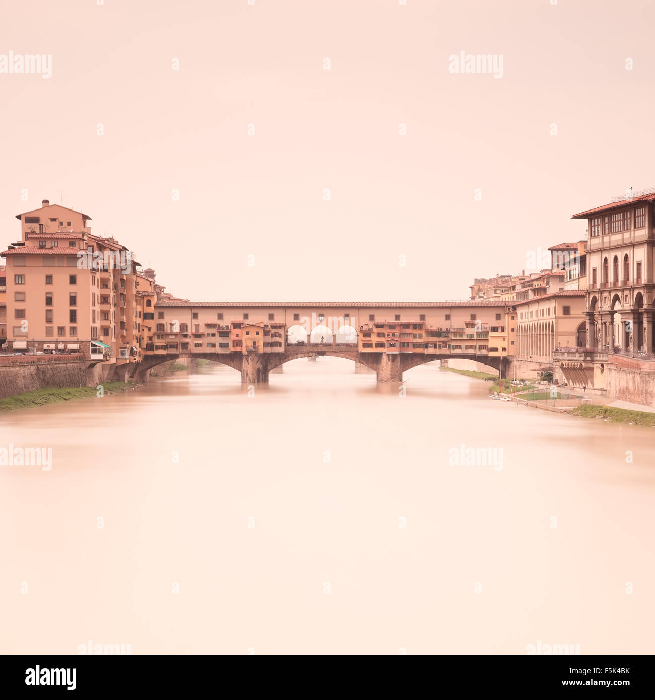 Ponte Vecchio mittelalterlichen Wahrzeichen am Fluss Arno in einer warmen Vintage Stimmung genommen durch eine 2 Minuten lange Belichtung Fotografie Stockfoto