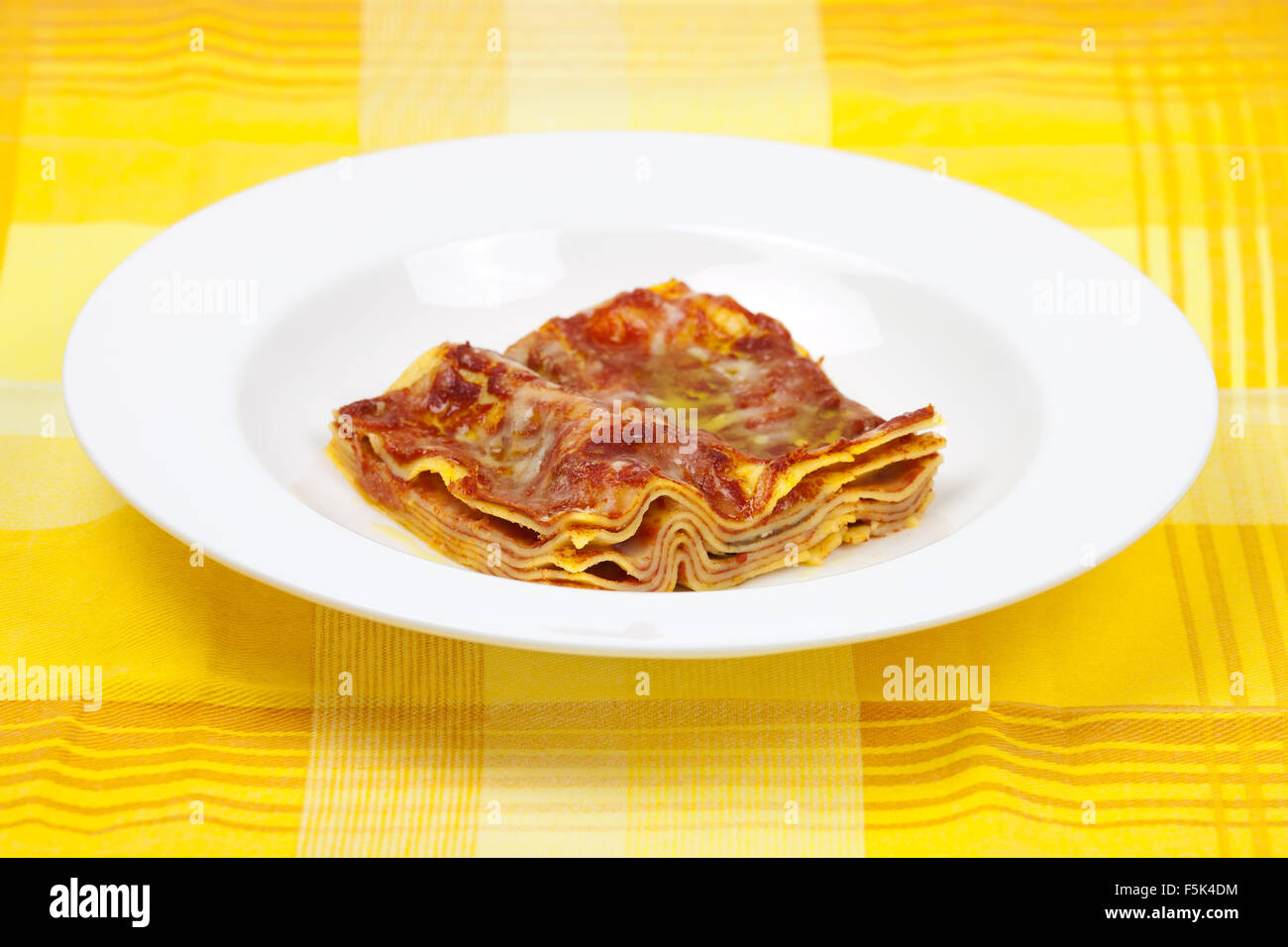 Lasagne Alla Bolognese traditionellen italienischen Rezept mit Fleisch, Tomaten, Parmesan-Käse, Olivenöl, Lasagne Nudeln auf eine Runde plat Stockfoto
