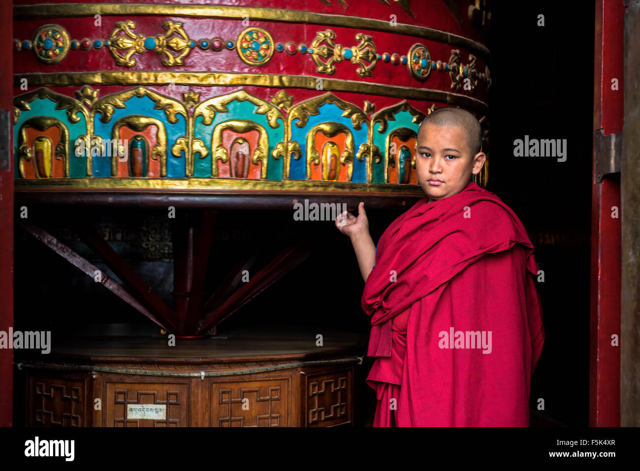 Novize drehen ein großes Gebet Rad in einem Tempel in Kathmandu Stockfoto