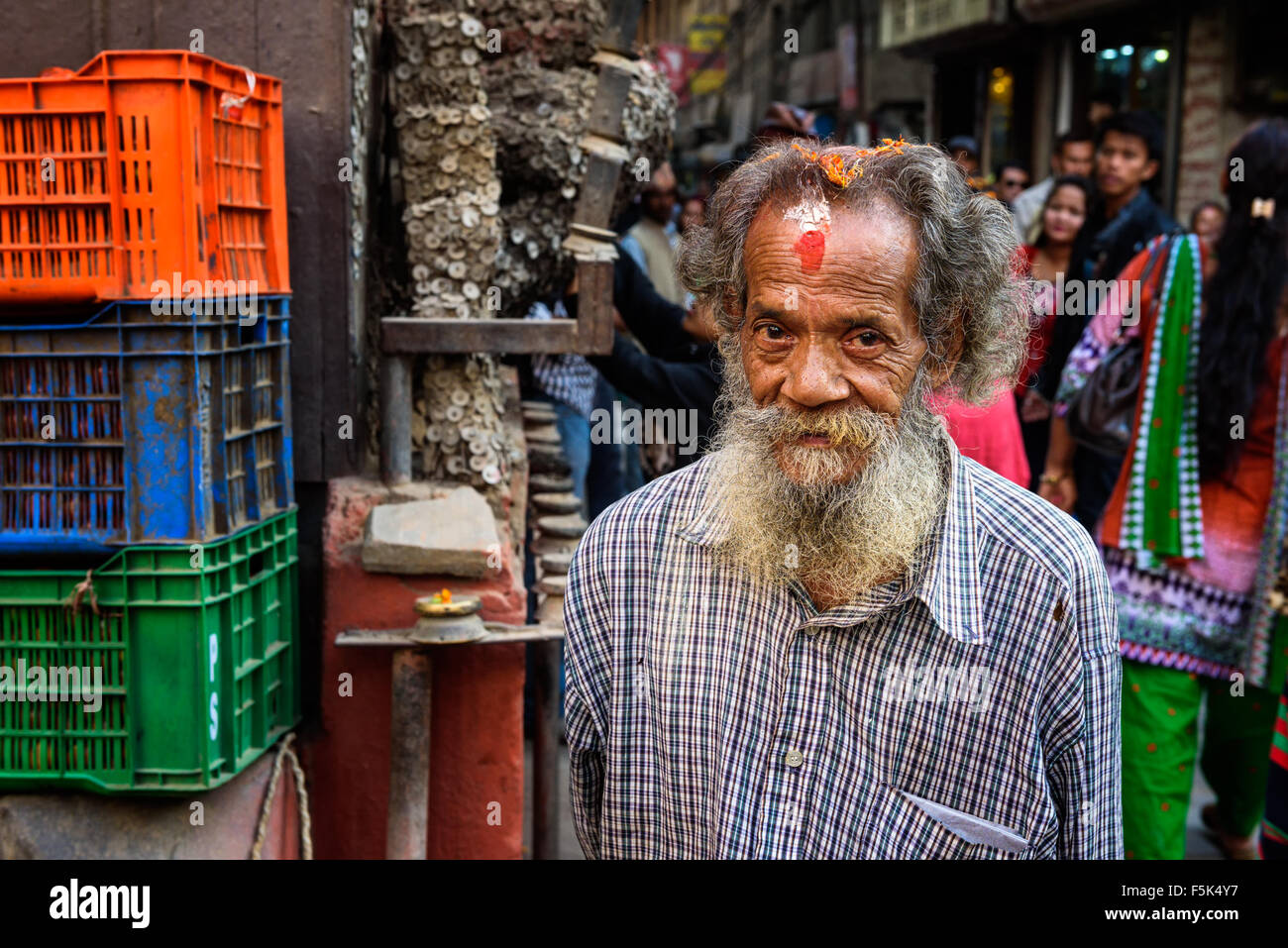 Nepalesische älterer Mann bei einem Spaziergang durch die Straße von Kathmandu Stockfoto