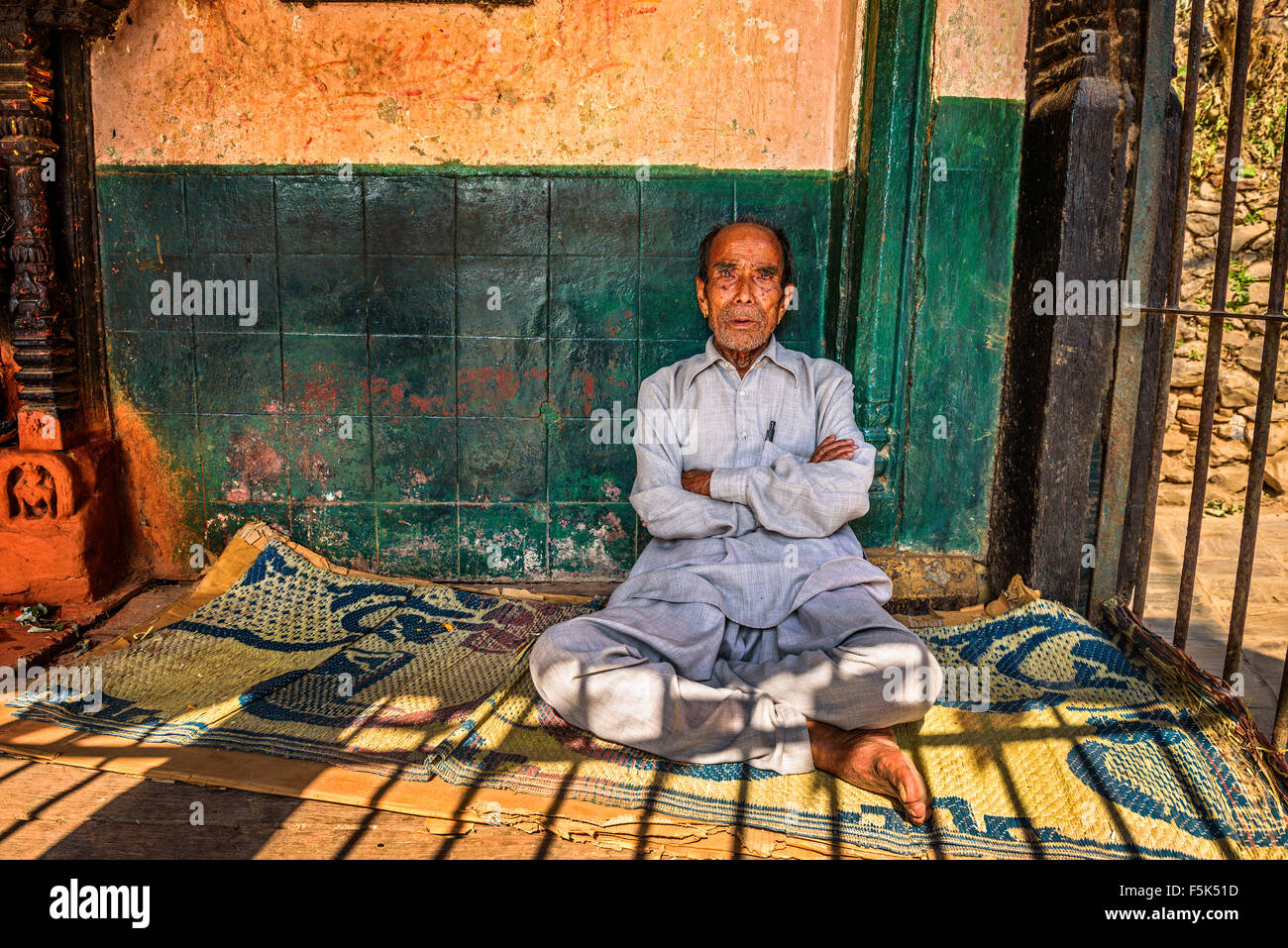 Älterer Mann sitzt auf der Straße von Kathmandu Stockfoto