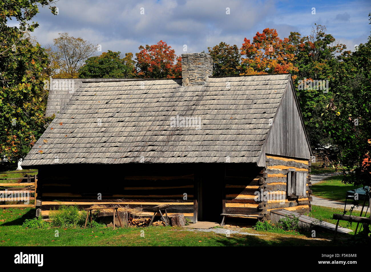 Lancaster, Pennsylvania: Fachwerk Zweizimmer-Log Cabin Ferienbauernhof am Landis Valley Village und Bauernmuseum * Stockfoto