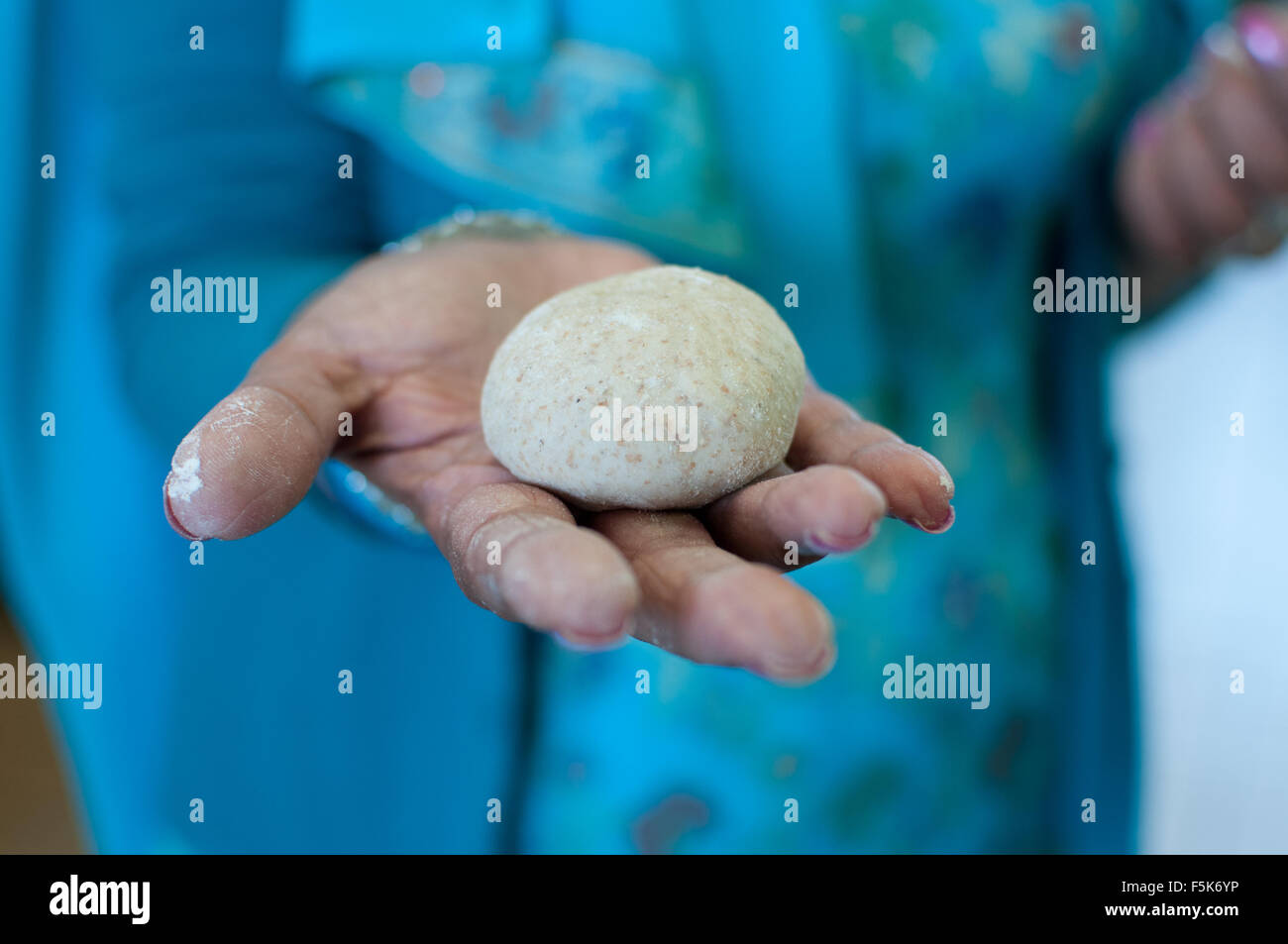 Chapati Teigkugel in der Hand Stockfoto