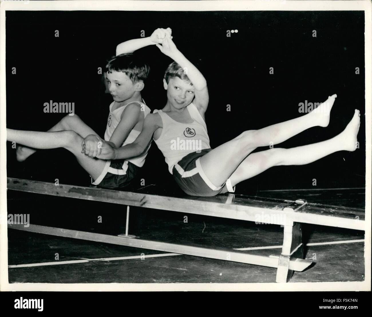 1962 - Kronprinz Carl Gustav beteiligt sich an schwedischen Gymnastik Display. Kronprinz Carl Gustav Erben auf den schwedischen Thron - war einer der vielen Jugendlichen, die an der großen jährlichen '' Ling Week'' in Stockholm vor kurzem - in Erinnerung an Carl Henrik Ling - '' Vater der schwedischen Gymnastik '' teilgenommen. Keystone-Foto zeigt: Kronprinz Carl Gustav (rechts) und eines seiner Schulkollegen - gesehen auf eine frohe gehen um - wenn sie an der Gymnastik Display teilgenommen. © Keystone Bilder USA/ZUMAPRESS.com/Alamy Live-Nachrichten Stockfoto