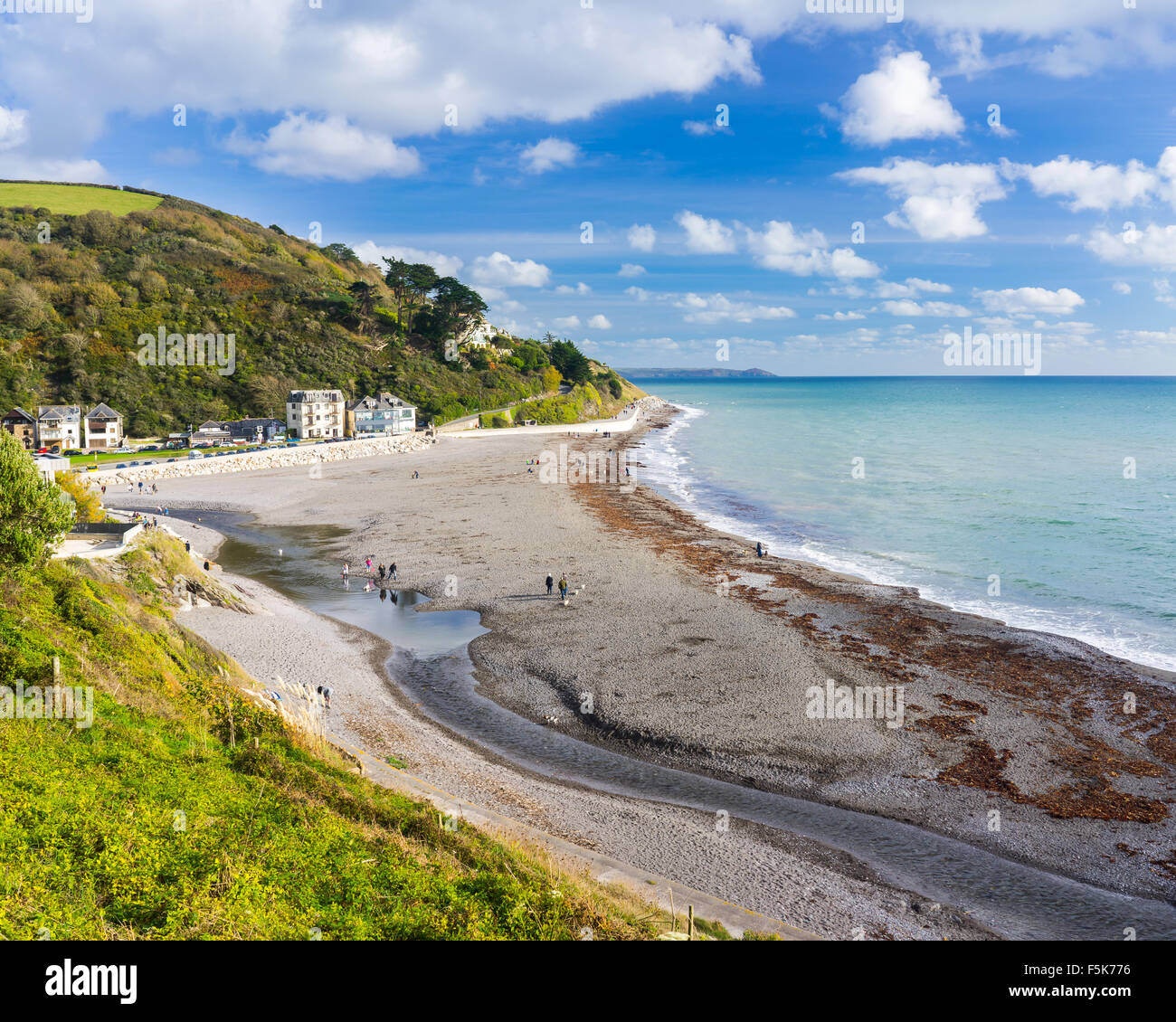 Mit Blick auf Seaton ein Dorf und Strand an der Küste von Cornwall, England, Vereinigtes Königreich, Europa Stockfoto