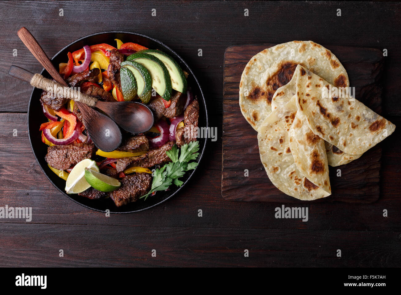 Fajita Rind mit Paprika. Tortillas, Avocado, Sauce serviert mit gegrilltem Rindfleisch und Gemüse Pfanne. Tex-Mex-Küche Stockfoto