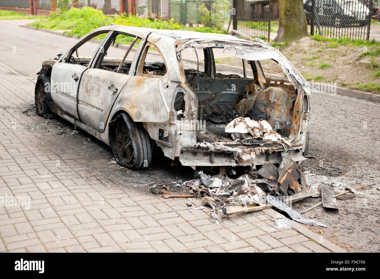 Verbranntes Auto zurück bei Brandstiftung Feuer, weiße Autounfall auf dem Bürgersteig in Polen, verwöhnte leeren Auto in Feuerunfall, verkohlt Fahrzeug junk Stockfoto