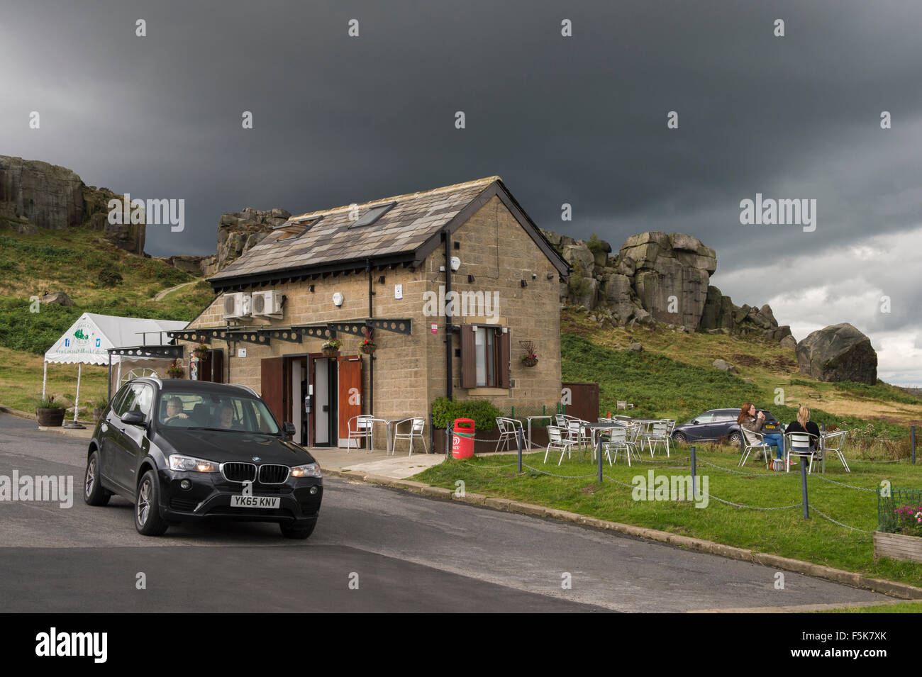 Graue Wolken im Himmel über Café & Parkplatz an der Kuh und Kalb Felsen, Ilkley, West Yorkshire, England, UK - beliebte Landschaft Besucherattraktion. Stockfoto