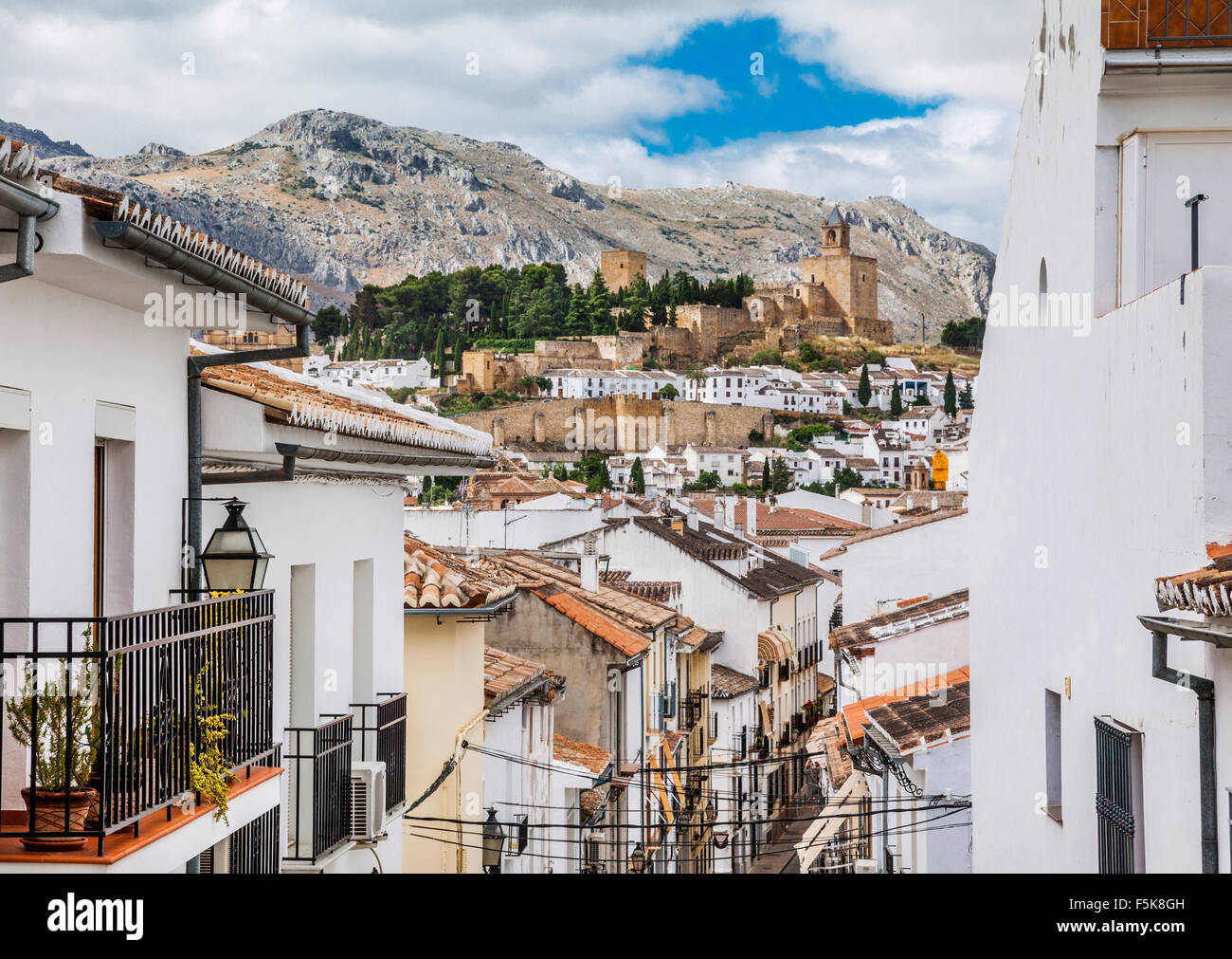 Alte Stadt Antequera mit Blick auf die Alcazaba de Antequera und Sierra del Torcal, Provinz Málaga, Andalusien, Spanien Stockfoto