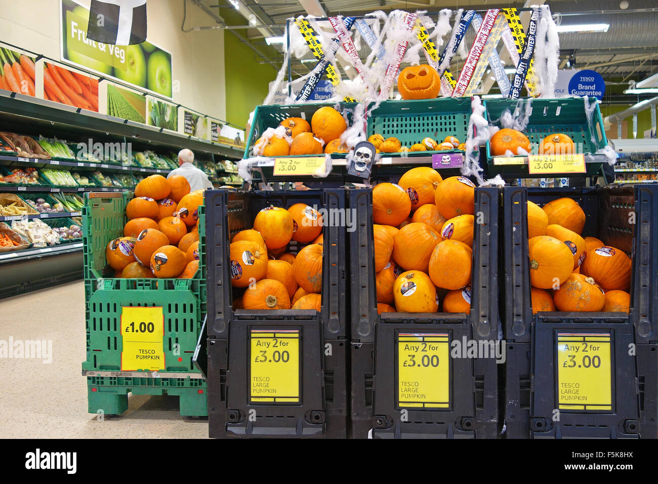 Kürbisse auf Verkauf im Ladengeschäft Tesco, UK Stockfoto