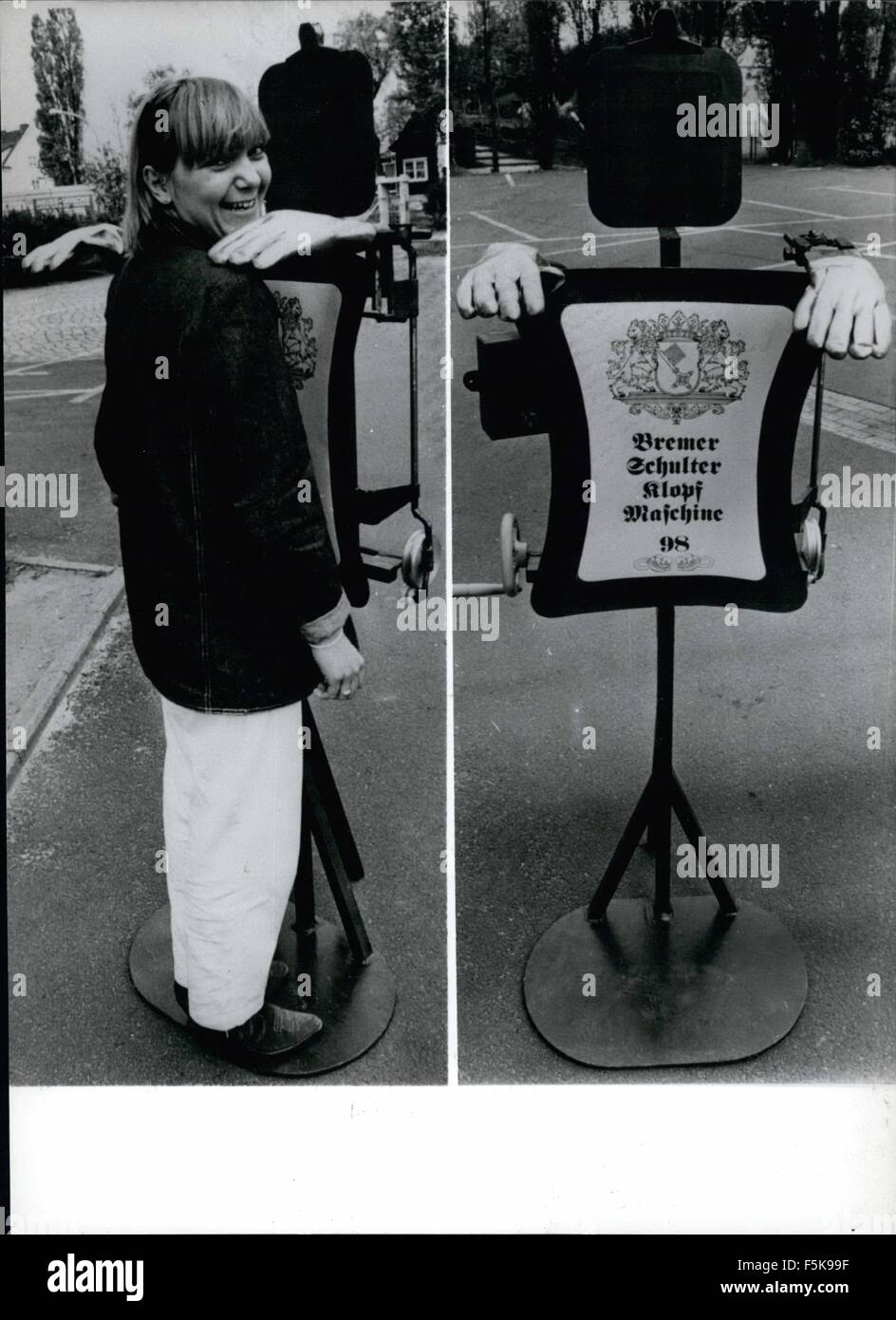 1968 - Maschinen für klatschte auf den Schultern: klatschte sich selbst auf den eigenen Schultern ist möglich mit dieser Maschine, die vom Chef der '' Niederdeutsche Theater'' in Bremen/West-Deutschland, Heinz Stover erfunden wird. Wenn jemand fühlt sich Reglected oder behandelt schlecht, er nur legen Sie eine Münze in einen Schlitz der Maschine und drehen Sie den Griff auf der linken Seite - und Bronce lackiert Handschuhe clap sanft die Schultern des Benutzers. © Keystone Bilder USA/ZUMAPRESS.com/Alamy Live-Nachrichten Stockfoto