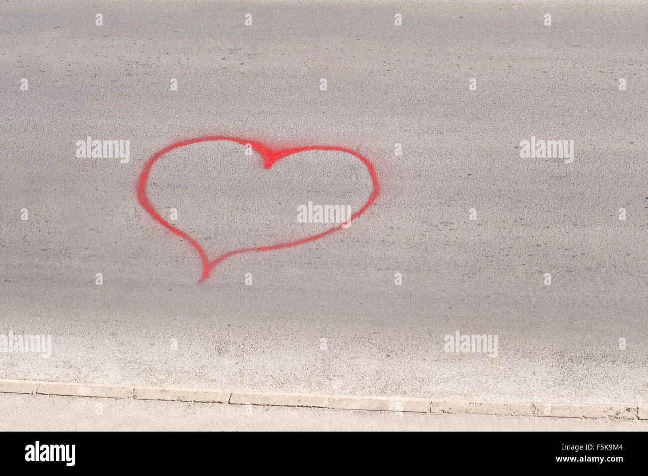 Herzform gezeichnet auf einer Straße Asphalt durch ein spray Stockfoto