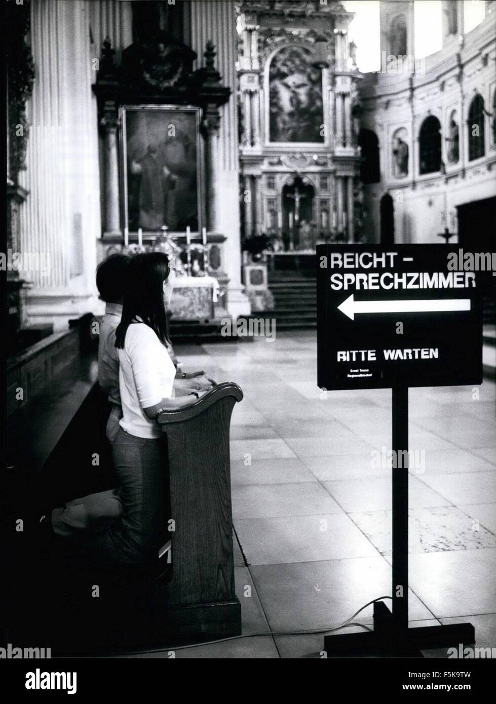 1968 - 'Kirche ohne Vorraum' im Zentrum von München: Wer sofort mit einem Priester sprechen muss, kann nun in die Kirche St. Michael gehen, in der großen Fußgängerzone im Zentrum von München. Leute aller Bekenntnisse können einfach reingehen und mit einem der Priester der Kirche reden, ohne vorher einen Termin zu vereinbaren. Die Priester, die mehrere Sprachen sprechen, nehmen sich Zeit, zuzuhören, wenn jemand über seine persönlichen Probleme sprechen will oder einfach nur zum 1. Sta Das Bild zeigt: Innenansicht der Kirche St. Michael mit einer elektrischen Tafel mit der Aufschrift 'Beichtraum - bitte wai Stockfoto