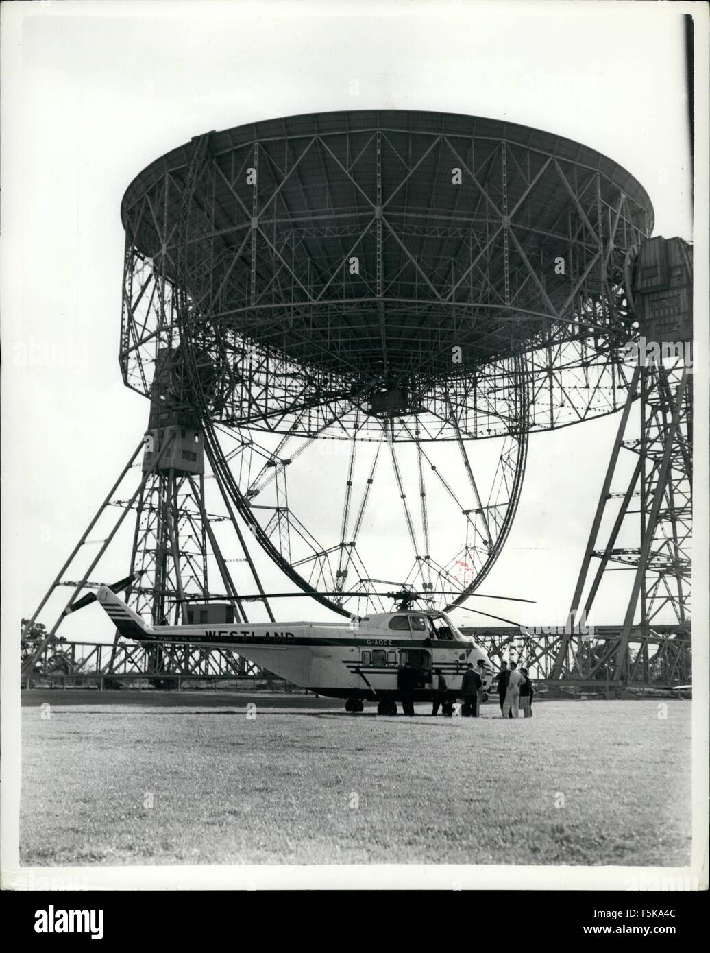 1968 - Hubschrauber lösen ist Knotty Job des entfernen Sender von Schüssel der Teleskop AT Jordell Bank: A Westland Hubschrauber wurde bei Jordell Bank heute Nachmittag für die knifflige Aufgabe, einen radikale Sender aus der Schüssel des riesigen Teleskops dort verwendet. Normalerweise, die Entfernung von der 10-Kilowatt - Sender von den USA ausgeliehen, für die Versteigerung von amerikanischen Satelliten-Signale erfordert würde die alimenting des Teleskops einer Schüssel jedoch den Einsatz eines Hubschraubers als eine improvisierte '' Himmel Buch '' erleichtert die Arbeit. Foto zeigt die Westland Hubschrauber ist vor der riesigen Telesc gesehen. Stockfoto