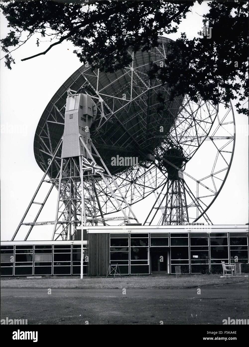 1968 - Britains führt in Radioastronomie: die Ohren, die das Universum zu scannen, für Radiostrahlung aus fernen Galaxien und Qu Ars Großbritannien s berühmt sind Teleskop bei Jodrell Bank in der Nähe von Macclesfieldm, Cheshire, deren Wachsamkeit die leiseste Schallwellen holt. Jede Nation in der Welt ist für die Verfolgung ihrer Raketen und Satelliten Jodrell Bank verpflichtet. Verantwortlich für die Jodrell Bank ist Station Großbritannien s Top Spaceman, Professor Sir Bernard Lovell. Foto zeigt die riesigen Radioteleskop Mark I am Jodrell Bank welche holt die leiseste Radiowellen von Raketen auf ihren Reisen zum Mond und w gegeben Stockfoto