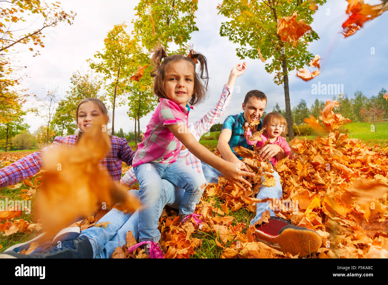 Mädchen wirft Herbst, die Ahornblätter, Kamera Stockfoto