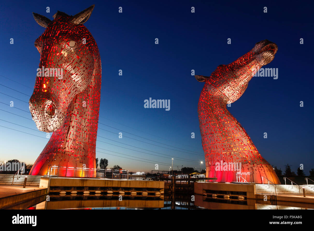Die Kelpies, Andy Scott 30m hoch / 300 Tonnen (jeweils) Edelstahl-Equine Skulpturen; Die Helix zwischen Falkirk & Grangemouth Stockfoto