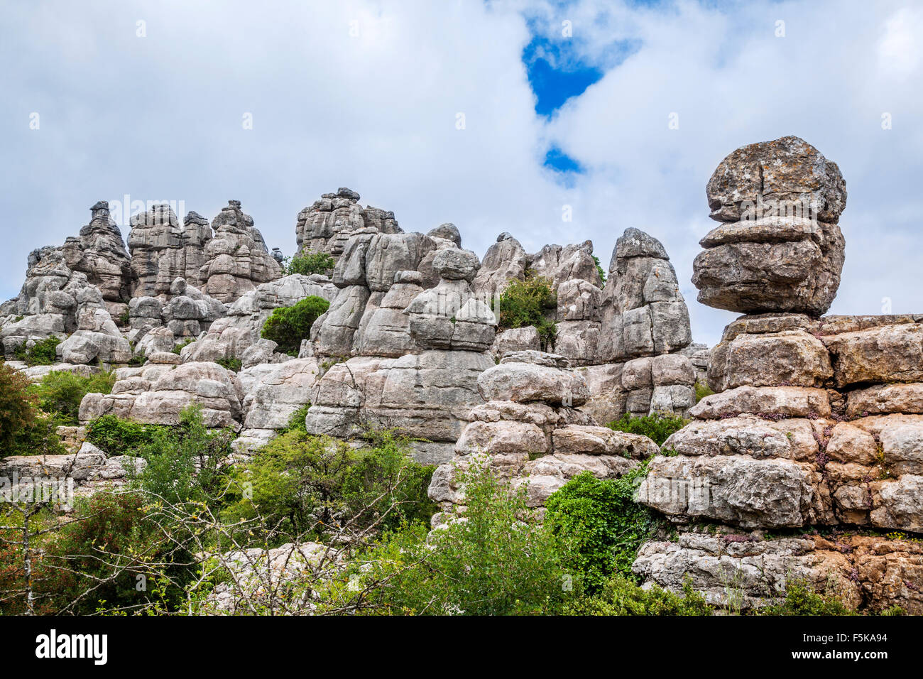 Spanien, Andalusien, Provinz Malaga, balancing Rock in der karstigen Landschaft der Torcal de Antequera Stockfoto