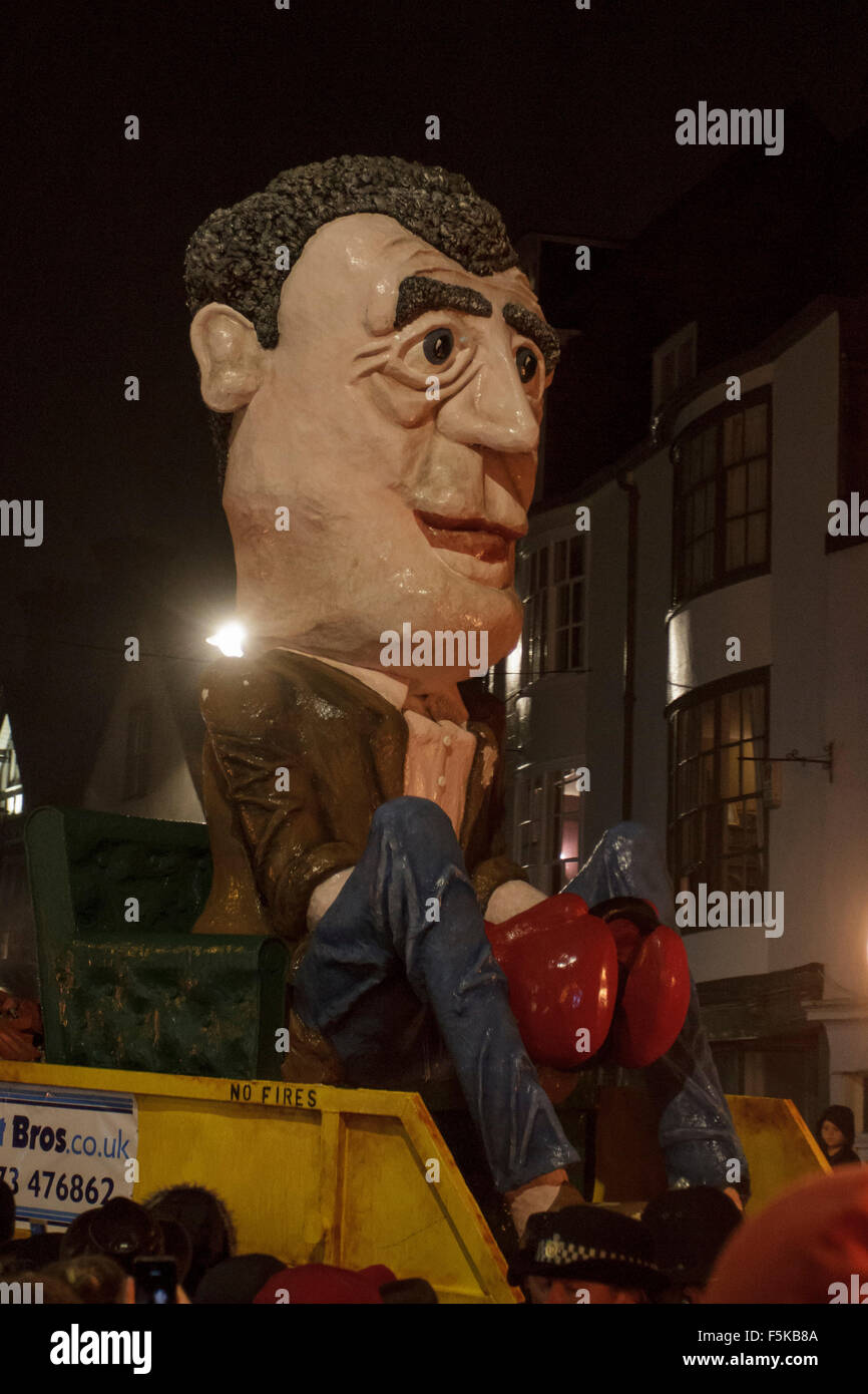 Lewes East Sussex. VEREINIGTES KÖNIGREICH.  5. November 2015. Ein Tableau von Jeremy Clarkson ist durch die Straßen von Lewes auf ihren jährlichen vorgeführt Lagerfeuer Nacht feiern. Bildnachweis: Ed Brown/Alamy Live-Nachrichten Stockfoto