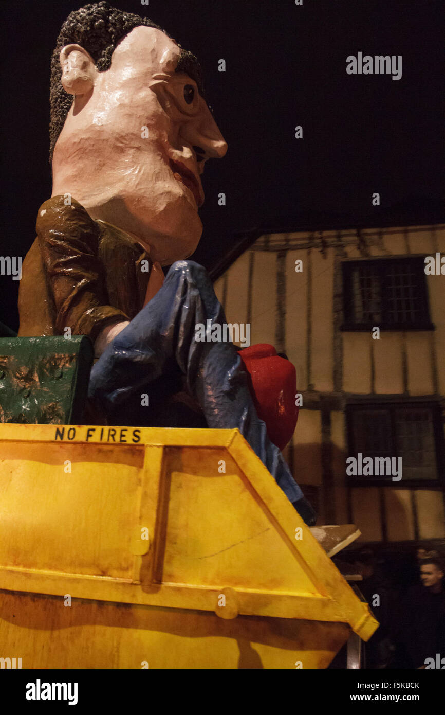 Lewes East Sussex. VEREINIGTES KÖNIGREICH.  5. November 2015. Ein Tableau von Jeremy Clarkson ist durch die Straßen von Lewes auf ihren jährlichen vorgeführt Lagerfeuer Nacht feiern. Bildnachweis: Ed Brown/Alamy Live-Nachrichten Stockfoto