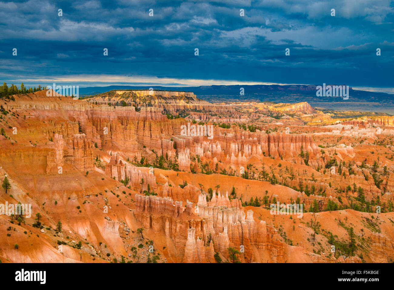 Sonnenuntergang-Sicht, Bryce-Canyon-Nationalpark, Utah, Wasatch Kalkstein Pinnacles und Sonnenuntergang Stockfoto